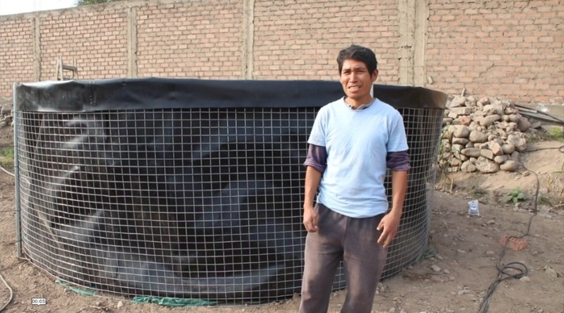 Cliente del sector agro junto a geotanque instalado